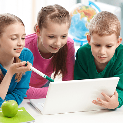 Kinderen rond een laptop
