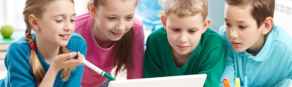 Kinderen rondom een laptop